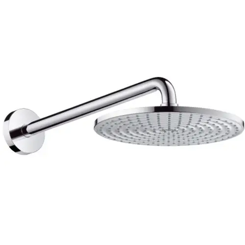 Kopfbrause mit einem flachen, runden Duschkopf und einem langen, geraden Brausearm, aus verchromtem Material, hergestellt von Hansgrohe.